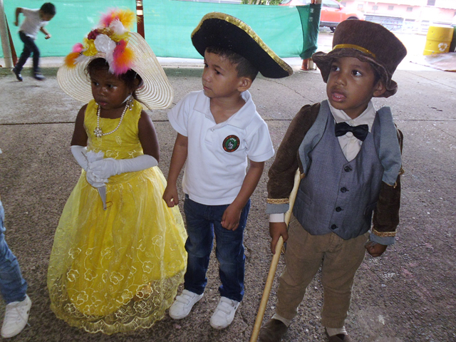 Celebran la Toma de la Bastilla con fiesta de sombreros