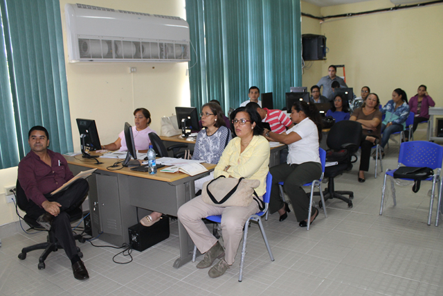 Capacitan a docentes en el uso del “Smart Notebook”