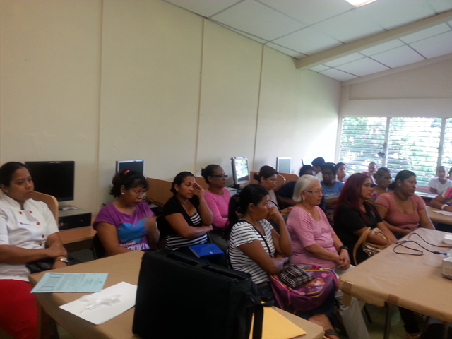 Capacitan a padres para recibir la Beca Universal