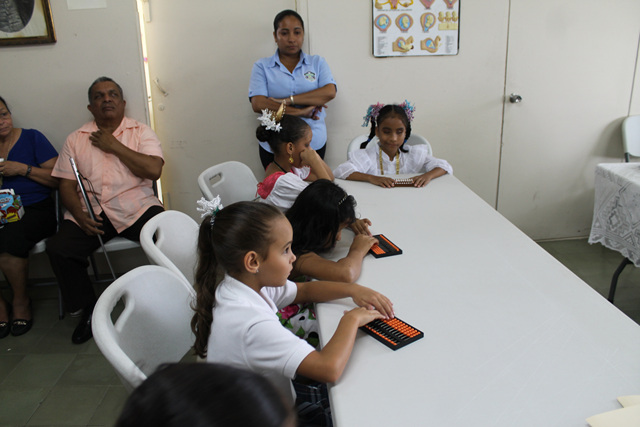 Estudiantes participan en concurso de lectura comprensiva