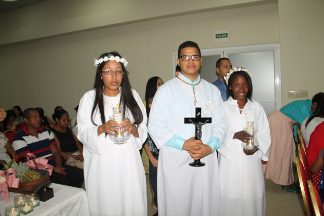 Estudiantes de la EVE reciben la primera comunión y Confirmación