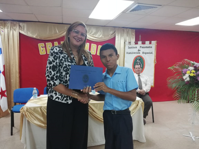 Estudiantes del IPHE de Antón reciben sus certificados de graduación