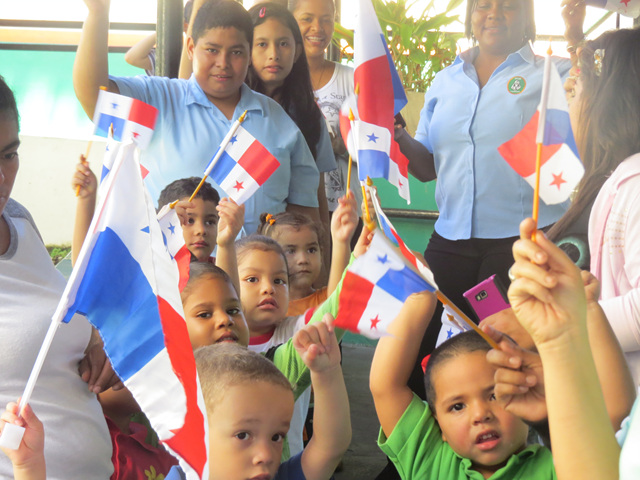 Alumnos del IPHE desfilan por la Patria  