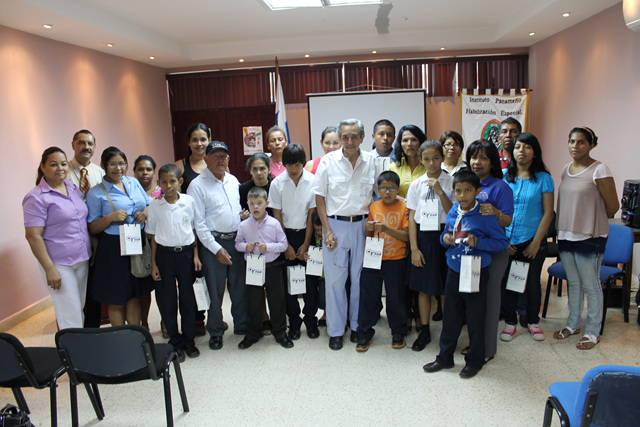Exámenes visuales y lentes a estudiantes en Chiriquí