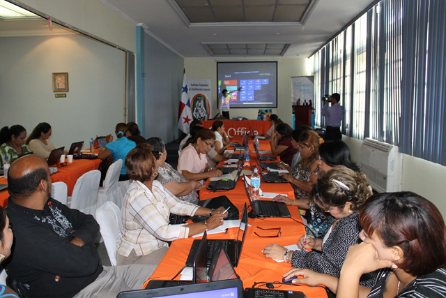 Microsoft capacita a docentes del IPHE
