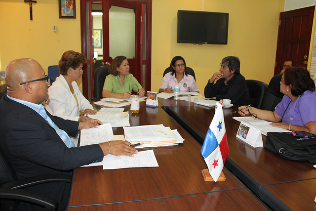 Consultor internacional se reúne con especialistas del IPHE