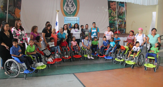 Estudiantes con Parálisis Cerebral son beneficiados con donación de sillas de ruedas