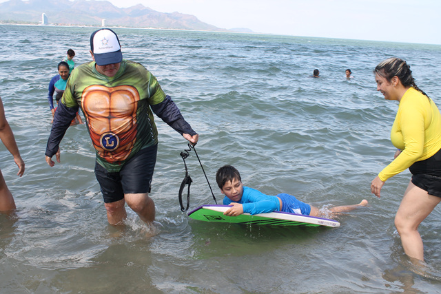 Estudiantes del Programa de Autismo y del PEP del IPHE participan en campamento de surf  