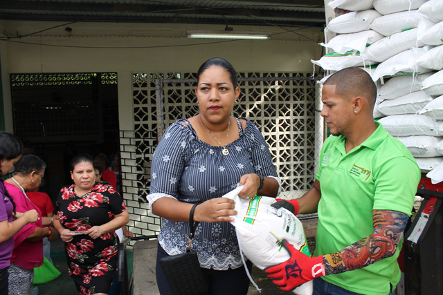 Feria del IMA brinda productos a bajos costos a funcionarios del IPHE y residentes de Betania
