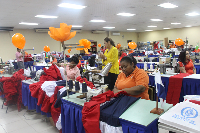 Taller de Costura del IPHE mantiene al día y con altos estándares de calidad la producción de banderas para el “Mes de la Patria”