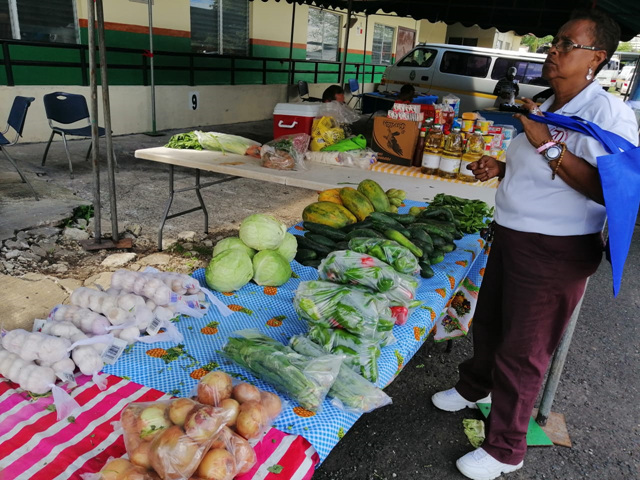 Colaboradores del IPHE adquieren productos de la canasta básica a precios módicos