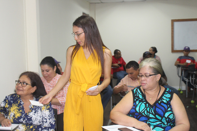  Estudiante graduanda de Psicología de la Universidad Interamericana de Panamá dicta taller sobre manejo del estrés a funcionarios del IPHE