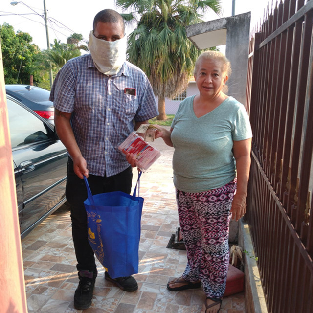 Residentes de Santiago reciben donación de alimentos de parte de la comunidad educativa del IPHE