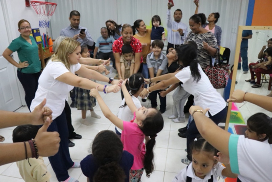 Terapistas físicos interactúan con padres de familia sobre proceso de desarrollo de sus hijos con discapacidad    