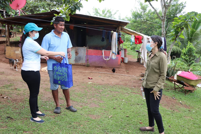 Autoridades del IPHE, se desplazaron a Panamá Oeste para llevar alimentos donados por el personal y conocer sus necesidades.