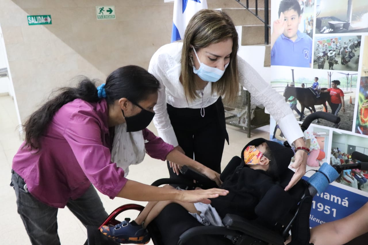 Directora General del IPHE entrega en calidad de donación un moderno coche pediátrico a estudiante con parálisis cerebral