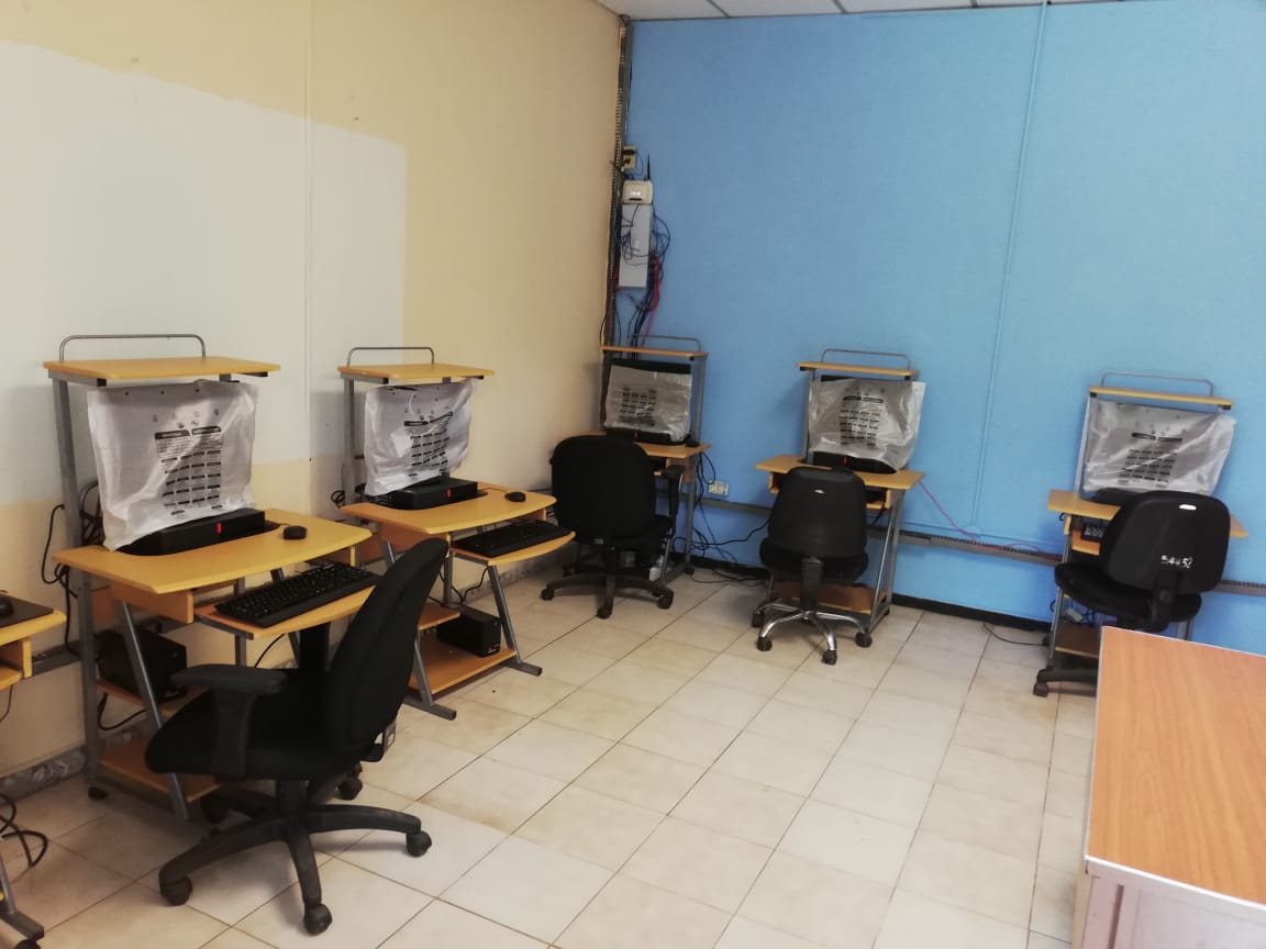 Extensión de Aguadulce moderniza su centro de recursos informáticos