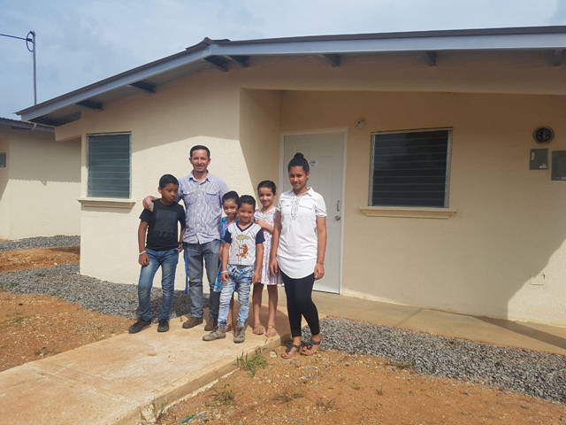 Colaboradores del IPHE se benefician con soluciones habitacionales de Coclé, Chepo y Arraiján