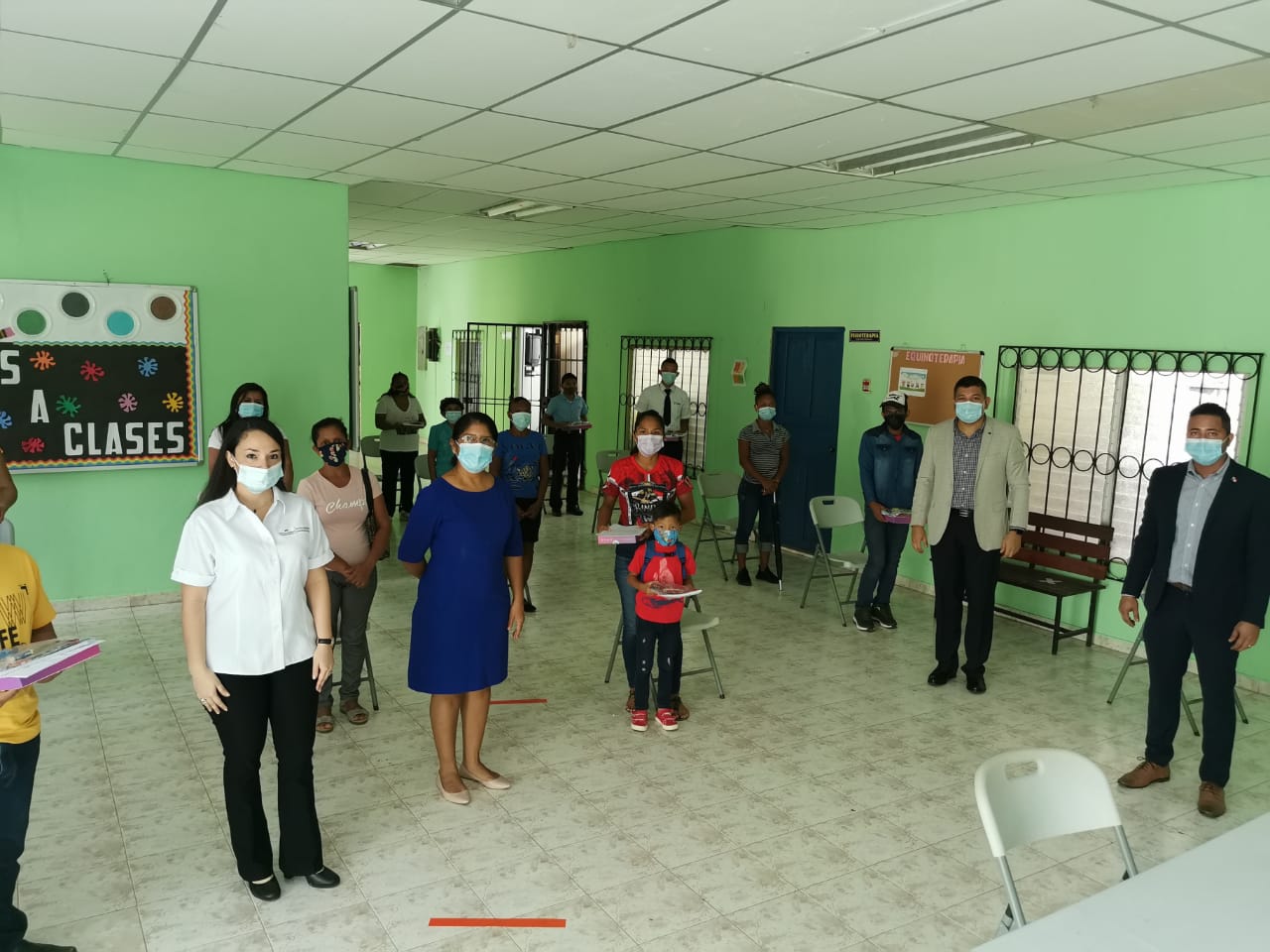 IPHE realiza entrega de 45 tablets y 45 kits educativo a estudiantes para fortalecer su proceso educativo
