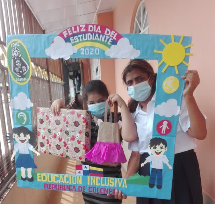 Docente de educación inclusiva demuestra su vocación llevando regalos y golosinas a la casa de sus estudiantes para festejar su día