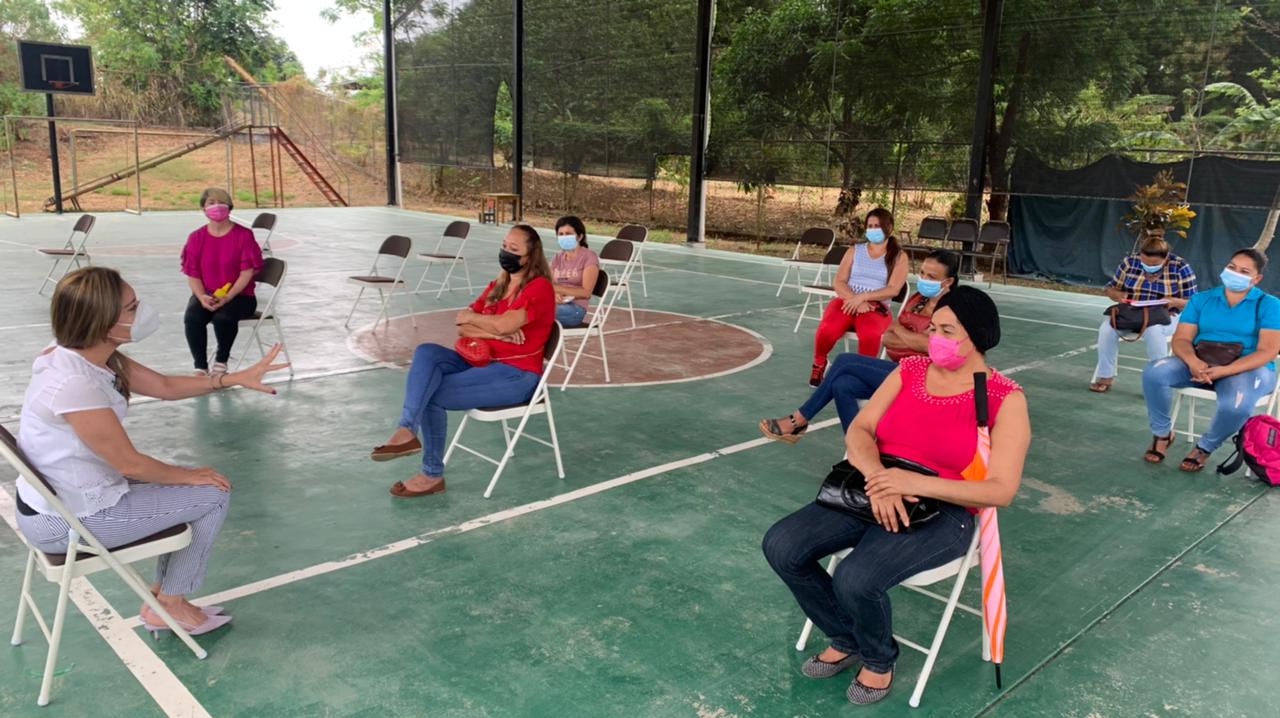 Directora recorre Extensión de Los Santos