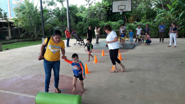 Padres de familia veragüenses y sus hijos participan de taller de Conceptos Terapéuticos