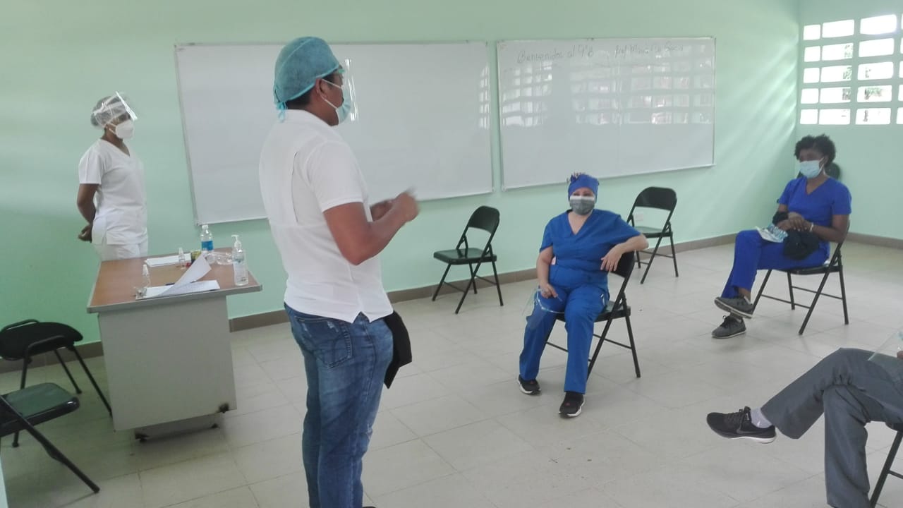  Docentes y técnicos se vacunan