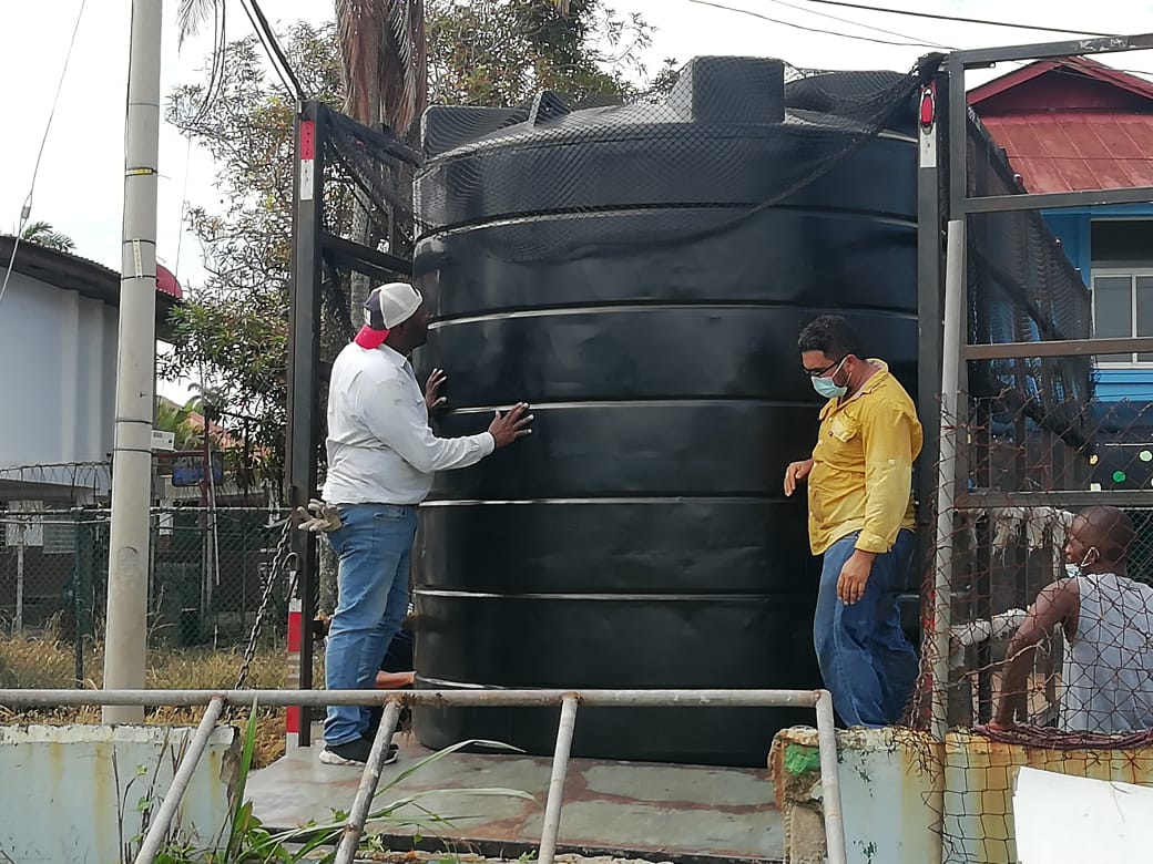 Instalan tanque de agua en el IPHE de Colón  