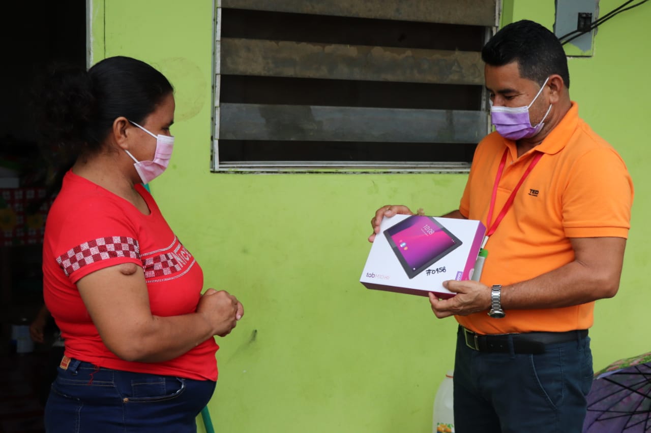 Estudiante en Darién recibe tablets
