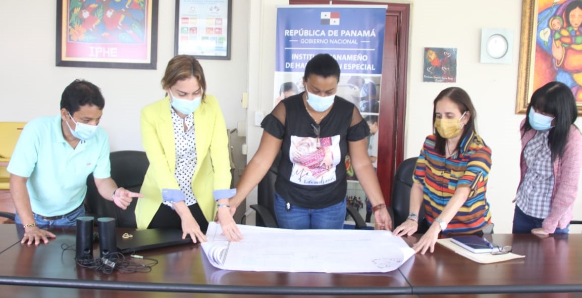 IPHE entrega planos para rampa en colegio inclusivo