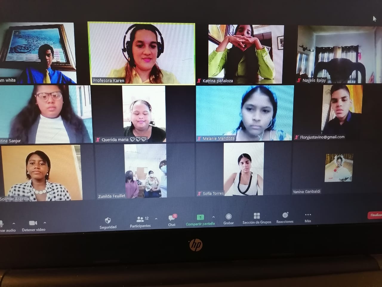 Estudiantes destacan labor de la secretaria y del jefe