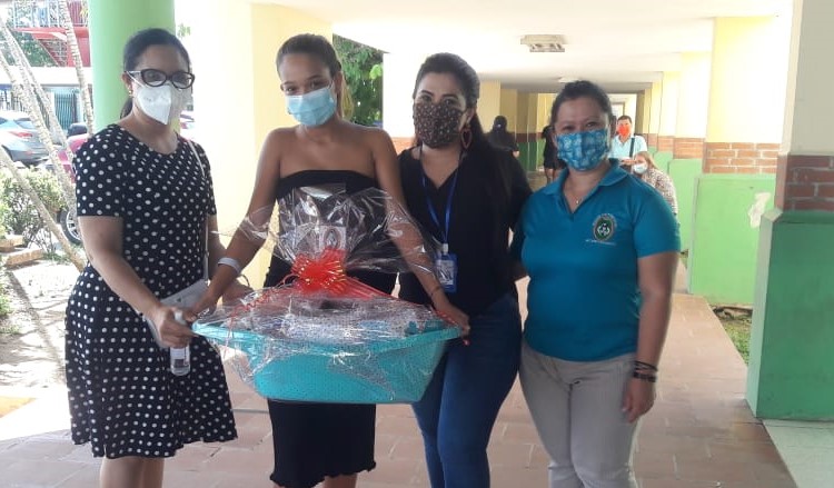 Donación de alimentos y entrega de canastilla en Herrera