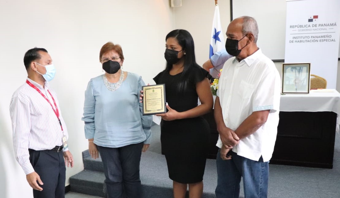 Otorgan reconocimiento: Lisis Rodríguez de Gómez
