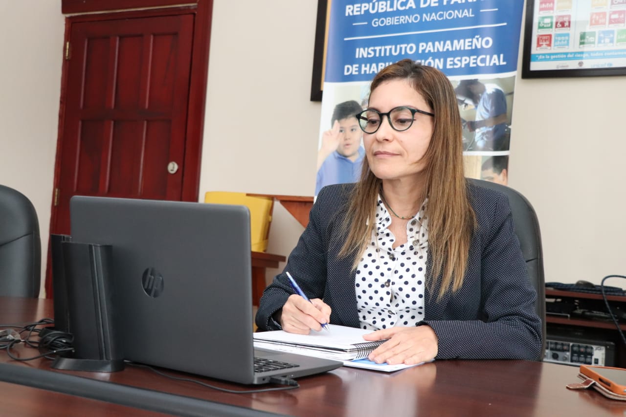 Autoridades se reúnen con padres de familia de la EVE 