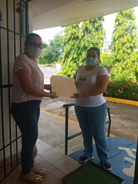 Entregan guías y útiles escolares en IPHE de Herrera