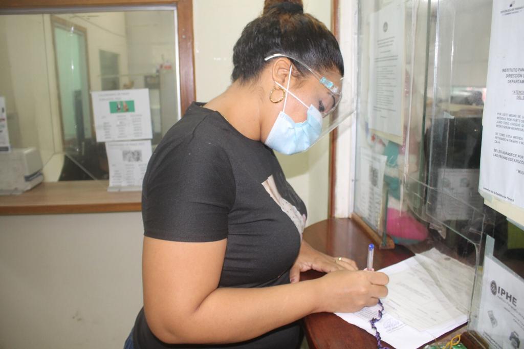 IPHE hace entrega subsidio económico a estudiante