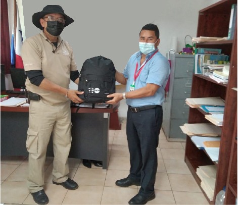 Donan mochilas con artículos de aseo para estudiantes en Darién