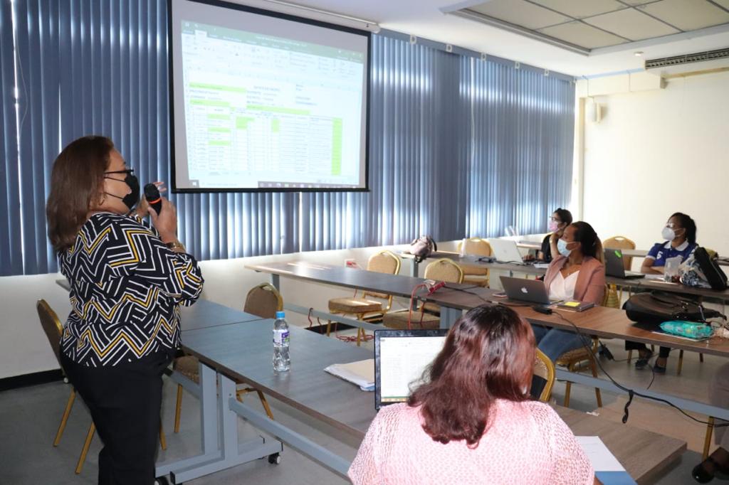 Educadores reciben instrucción para debida confección de  documentos