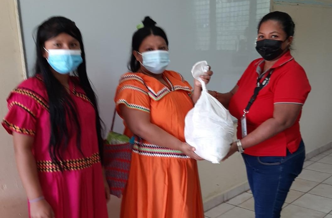 Familias en Aguadulce reciben bolsas de alimentos