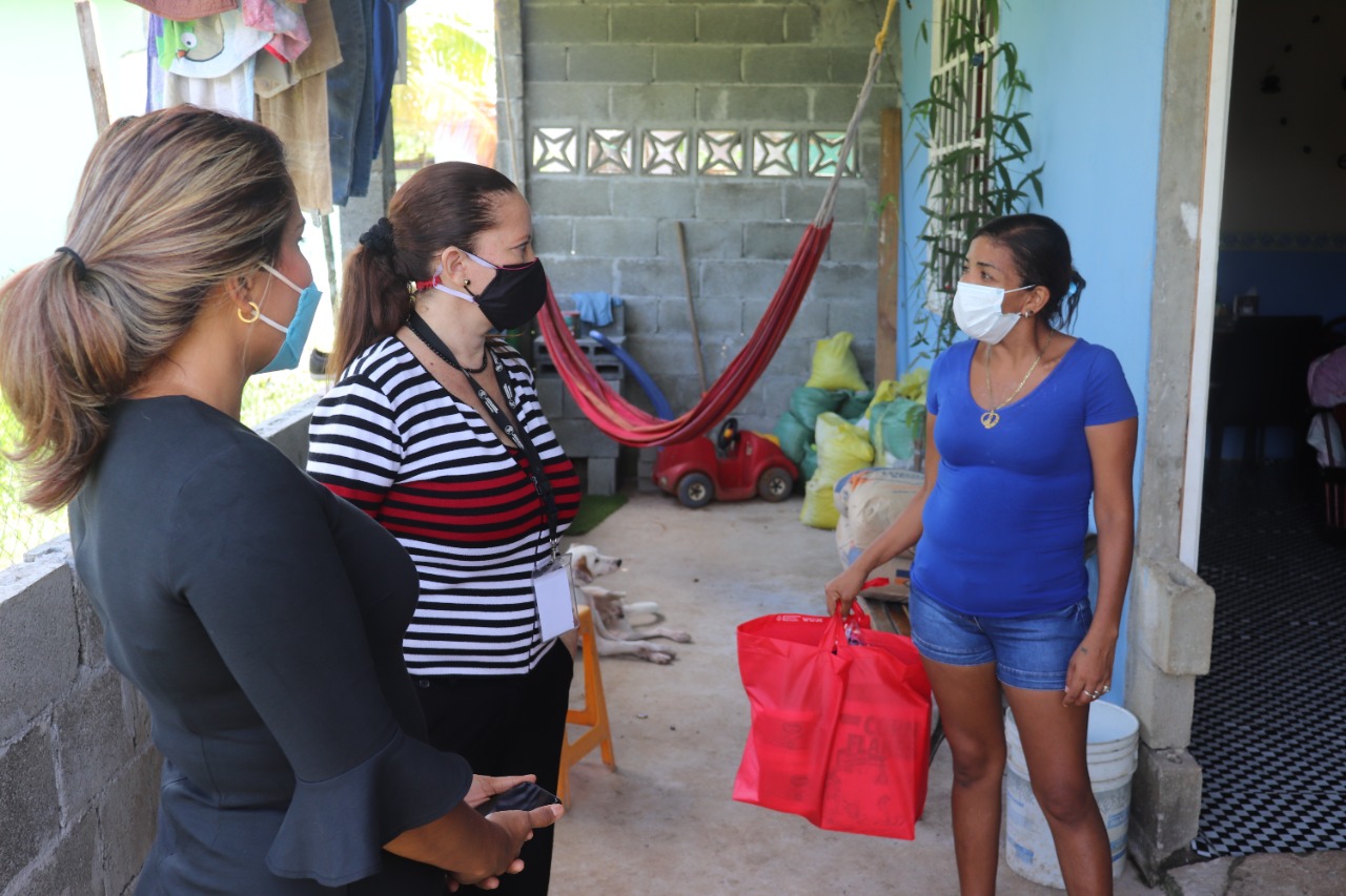Entrega enseres a familias de Panamá Este