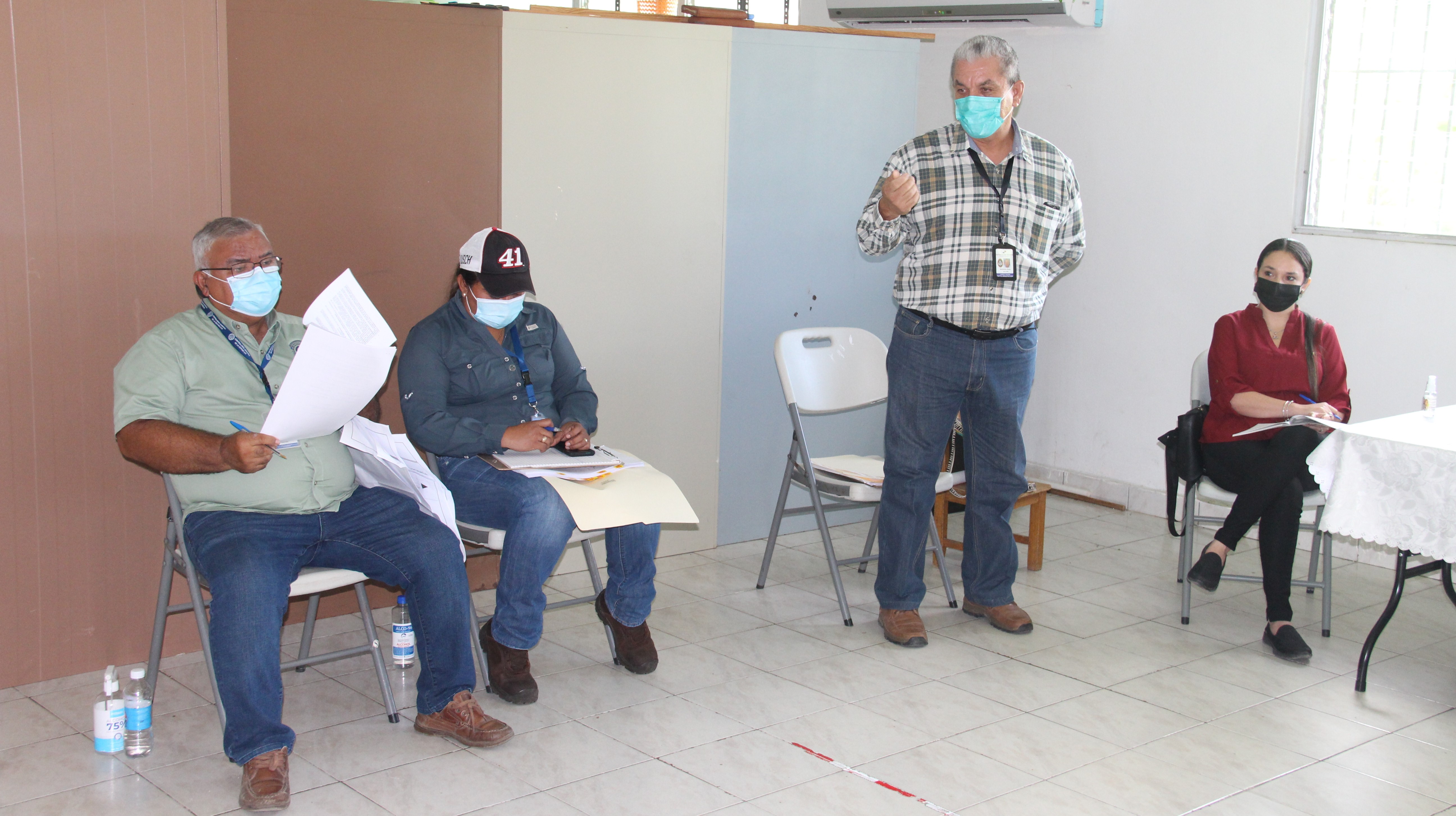 Entrega de la Orden de proceder para remodelación en la Extensión de Penonomé