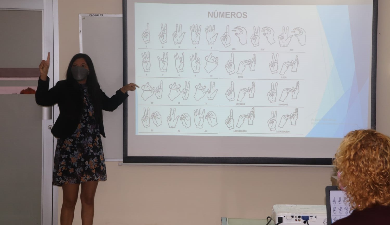 Funcionarios de la Lotería aprenden Lengua de Señas
