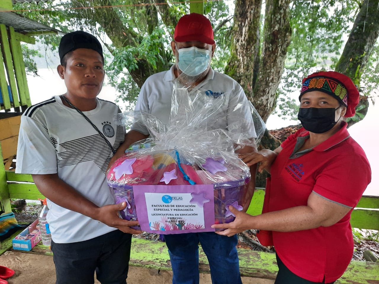 IPHE y estudiantes de Udelas, entregan apoyo solidario a familia de Bocas del Toro