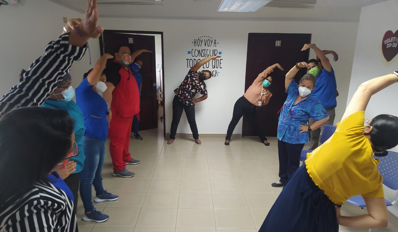 Con taller de yoga realizan pausa activa en Veraguas