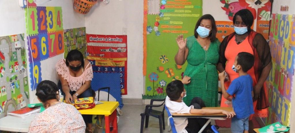 Maestra de la Extensión de Tocumen recibe donación de material didáctico