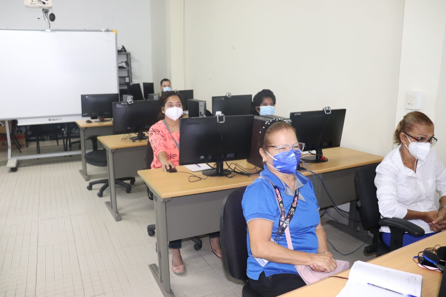 Funcionarias se capacitan en los programas de Officce