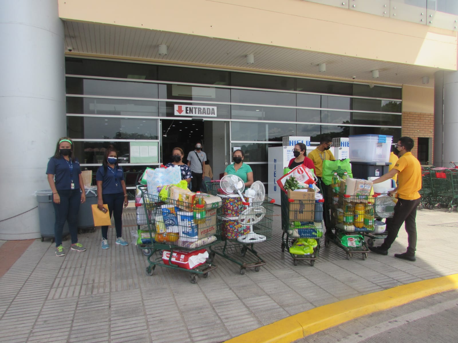 Entregan apoyos a estudiantes en Los Santos