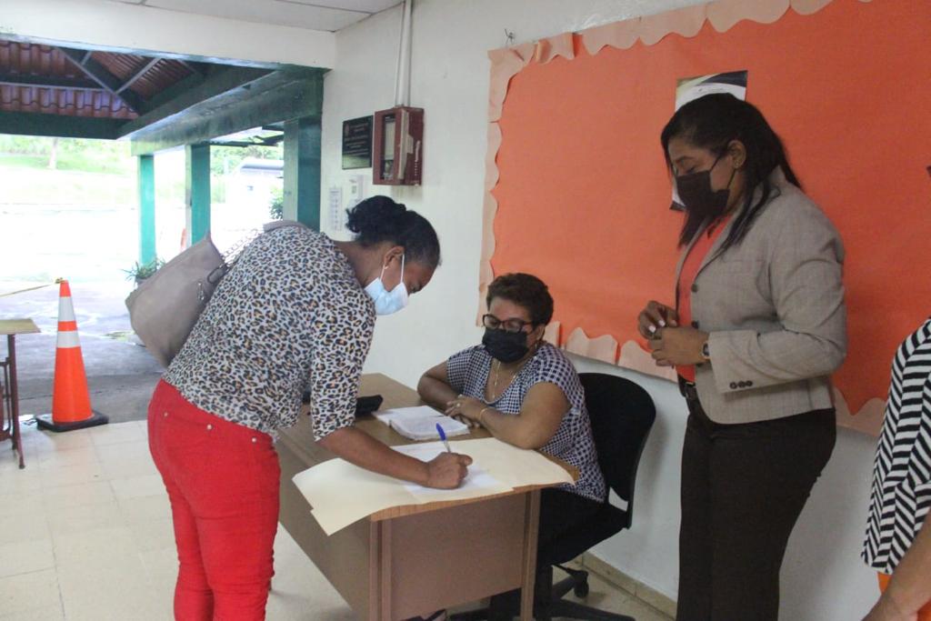 Familias de alumnos de escasos recursos reciben donación de alimentos