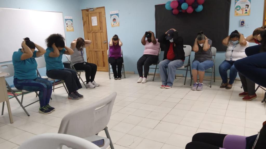 Comunidad educativa de Panamá Este participa en taller: Cuidados Posturales