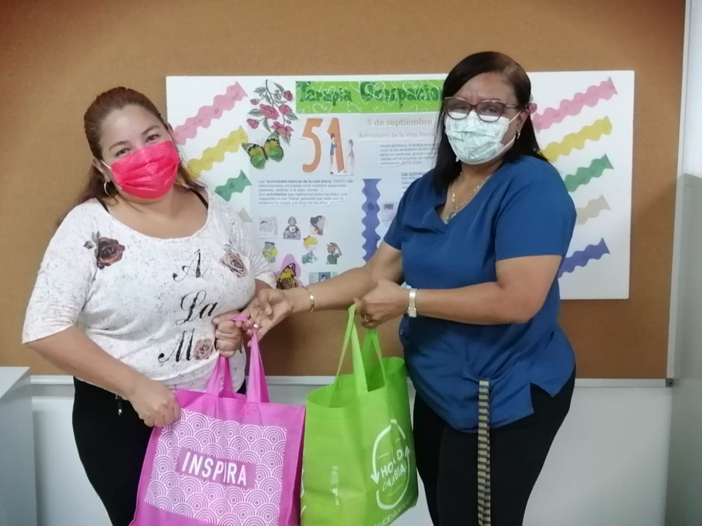 Terapeutas Ocupacionales realizan donación de alimentos para conmemorar su día